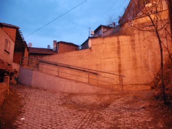 TURHAN TOPÇUOĞLU - Belediye'den Engelli Vatandaşa Yeni Rampa