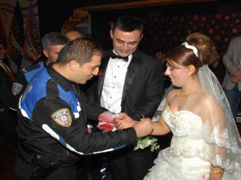 Gaziantep Polisinden Yeni Evli Çifte Kelepçeli Sürpriz
