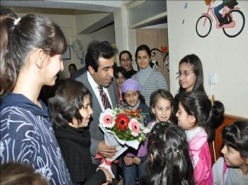 KADIR OKATAN - Kimsesiz Çocuklara Uçakla İstanbul Hediyesi