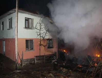 Köydeki yangında 24 ev kül oldu