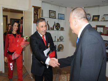 NASUH MAHRUKI - Manisa Belediyesi'nden Akut'a Yer Desteği