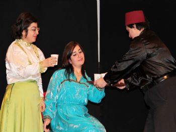 TÜRKÇE ÖĞRETMENLIĞI - Ç'engel Cafe Oyuncuları Ayakta Alkışlandı