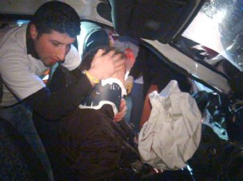 KÜPLÜ - Direğe Çarpan Otomobilde Sıkışan Sürücü Yaralandı