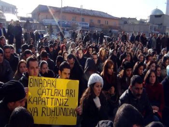 Erciş'te Öğretmenler Eylem Yapıp Meslektaşlarını Andı