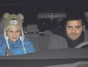 Eser, Zeynep'in ailesi ile yemek yedi