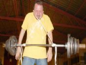 Kulağı ile 65 kiloluk halteri kaldırdı