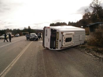 Minibüs İle Otomobil Çarpıştı: 4 Yaralı