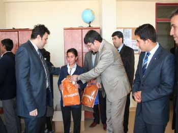 Suruç Emniyeti'nden Öğrencilere Giyim Yardımı