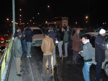 Buz Pistine Dönen Üstgeçitte 12 Araç Birbirine Girdi: 5 Yaralı