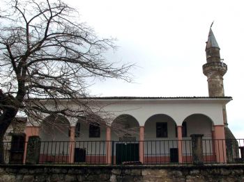 Caminin Tarihi Halılarını Çaldılar