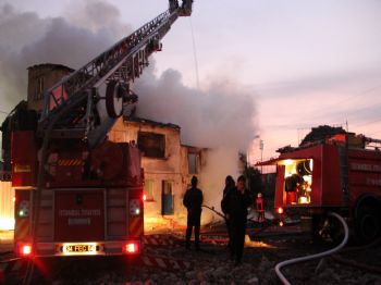 CERRAHPAŞA - Fatih'te Metruk Binada Yangın