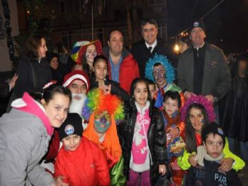 NOEL BABA - Kimsesiz Çocuklar Yılbaşı Partisinde Eğlendi