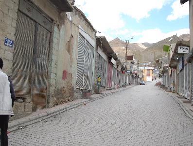 Başkale'de Kepenkler Açılmadı