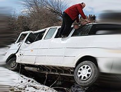 İLYAS ÇAPOĞLU - Öğrencileri taşıyan midibüs devrildi: 2 ölü, 12 yaralı