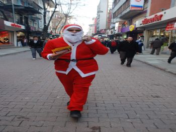 MURAT HAN - İzmit'te Yılbaşına 'noel Baba'lı Tepki