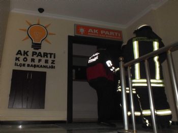 CAHIT ZARIFOĞLU - Kocaeli'de Ak Parti İlçe Binasında Yangın Paniği Yaşandı