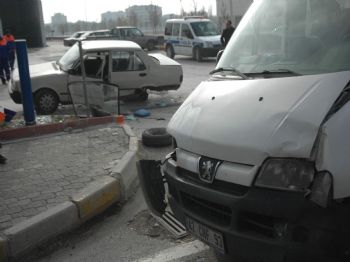 ALI BOZKURT - Minibüs Otomobile Çarptı: 2 Yaralı