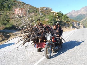 Motosiklet Küçük Yükü Büyük