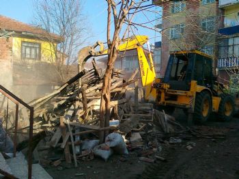 YAŞAR YAZıCı - Sakarya'da Hasarlı Binaların Yıkımına Devam Ediliyor