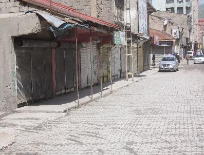Yüksekova'da Kepenkler Açılmadı
