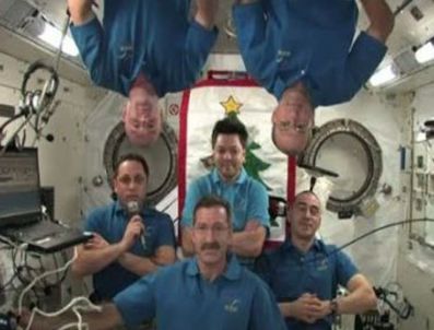 Baş Aşağı Duran Astronotlar Uzaydan Yeni Yıl Mesajı Gönderdi