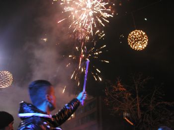 Kosova'da Halk Yeni Yıla Halay Çekerek Girdi