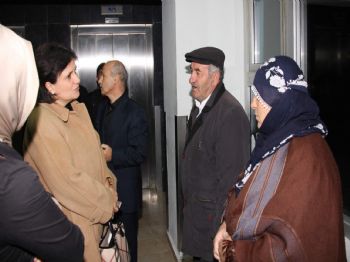 MAHMUT HALAL - Vali Eşi Kızılcık'tan Trafik Kazası Geçiren Depremzede Çocuğa Ziyaret