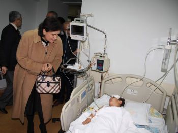 MAHMUT HALAL - Vali Eşinden Trafik Kazası Geçiren Depremzede Çocuğa Ziyaret