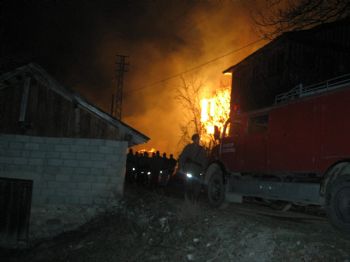 YEŞILPıNAR - Ağlı’da Çıkan Yangın 4 Evi Küle Etti