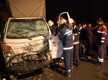 ADEM YıLMAZ - Esenler'de Trafik Kazası: 1'i Ağır 2 Yaralı