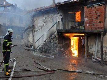KARKıN - Evi Saran Alevler Köylüleri Korkuttu
