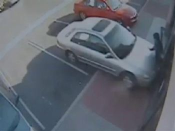 SAN DIEGO - Fren yerine gaza basan kadın sürücü lokantaya daldı