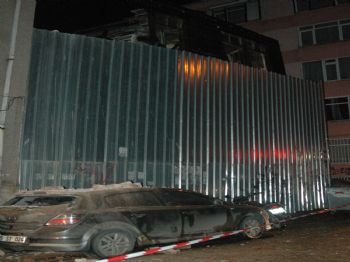 Kadıköy'de Tarihi Binanın Çatısı Araçların Üzerine Çöktü