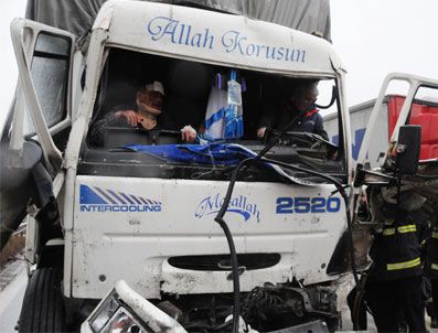 Kocaeli'de Trafik Kazası : 2 Yaralı