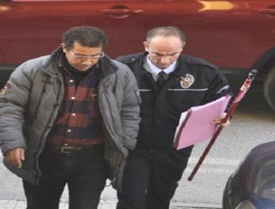 Evine yaklaşmama cezası verilen kocasını kovalayıp polise yakalattı