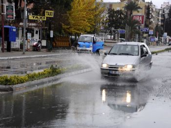 Kuşadası’na 2 Saatte Metrekareye 60 Kilogram Yağmur Düştü