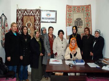 (özel Haber) Kınalı Eller Kadın Derneği'nden Kadınlara Okuma-yazma Kursu