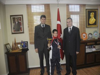 Satranç Şampiyonu Küçük Ekin’in Hedefi Büyük