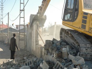 Van'da Köylerde Enkaz Kaldırma Çalışmaları Sürüyor