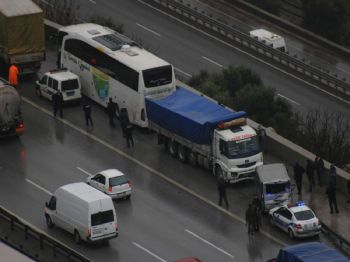 D 100 - Yağışlı Hava Kocaeli'de Trafiği Felç Etti