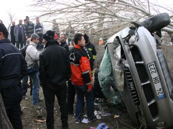 FATIH ÖZDEMIR - Buzlu Yolda Kayan Araç, Bahçe Duvarından İçeri Girdi: 3 Yaralı