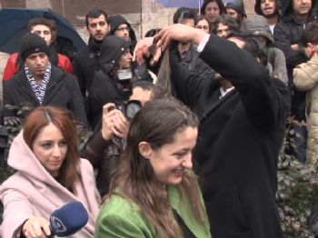 ŞAFAK PAVEY - Chp ve Bdp'liler Hopa Tutuklamalarını Saçlarını Kestirerek, Protesto Etti