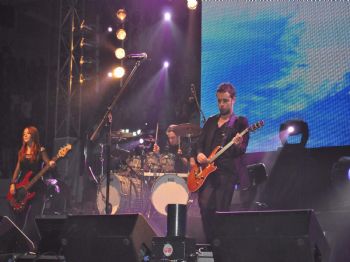 Emre Aydın 'engeliniz Engelimizdir' Gecesinde Hayranlarını Coşturdu