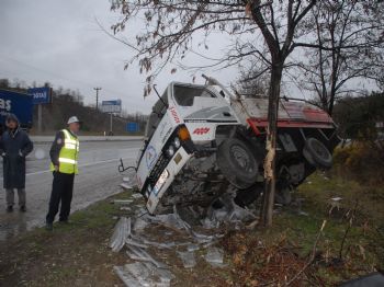 Kamyonet Akasya Ağacına Çarptı: 1 Yaralı