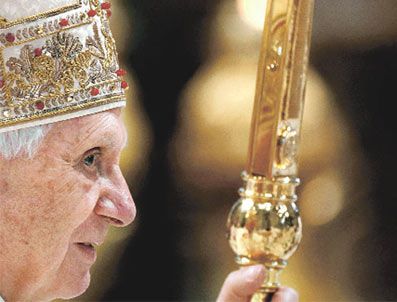 BENEDIKTUS - Noel ağacının ışıklarını tabletle yaktı