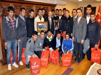 İKINCI LIG - Rektör Gönüllü, Üniversitenin Futbol Takımını Tebrik Etti