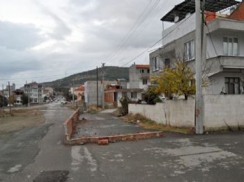 Yolu Trafiğe Kapattı, Şimdi De Çim Ekmeye Hazırlanıyor