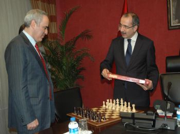 KASPAROV - Bakan Dinçer Satranç Ustası Kasparav'u Kabul Etti