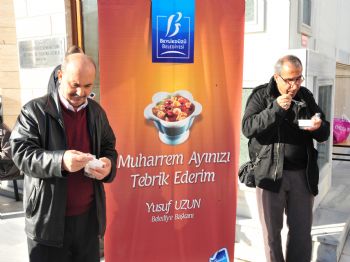 EFRAHIM YEŞIL - Başkan Uzun, Aşure Dağıttı