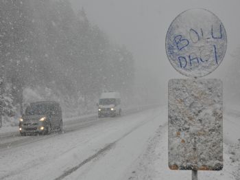 KARANLıKDERE - Bolu Dağında Kar Yağışı Ulaşımı Felç Etti